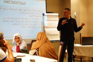 الجزائر : المشاركون في الدورة التكوينية حول استراتيجية التحسيس يستمعون إلى محاضرة حول المتابعة وأدواتها