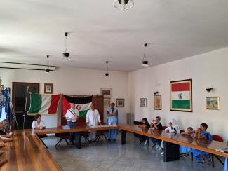 إيطاليا : رئيس بلدية رولو بولاية ريجيو ميليا يستقبل فوجا من رسل السلام الصحراويين 