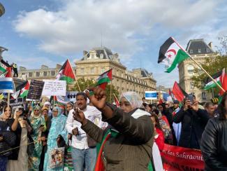 Manifestation à Paris dénonçant la position de Macron en soutien à l’occupation marocaine