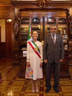 El Primer Ministro de la RASD asiste al acto oficial de juramente de la primera presidenta en la historia de los Estados Unidos Mexicanos