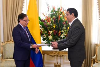 Ammah Yahdih presents his credentials to the Colombian President as Ambassador of the Sahrawi Republic