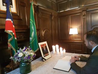 Firma Frente POLISARIO libro de condolencias por Hage Geingob en la embajada de Namibia en Alemania