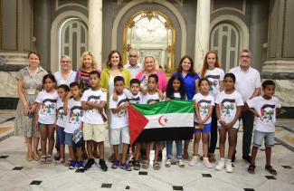 Alcaldesa de Valencia, María José Catalá, recibe a los pequeños embajadores saharauis y destaca la solidaridad de la ciudad con el programa &#039;Vacances a Pau&#039;