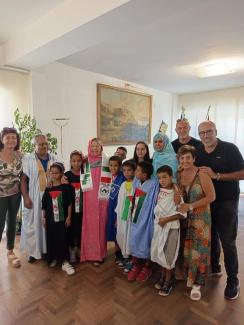 Asesora de la región de Sicilia recibe un grupo de niños saharauis